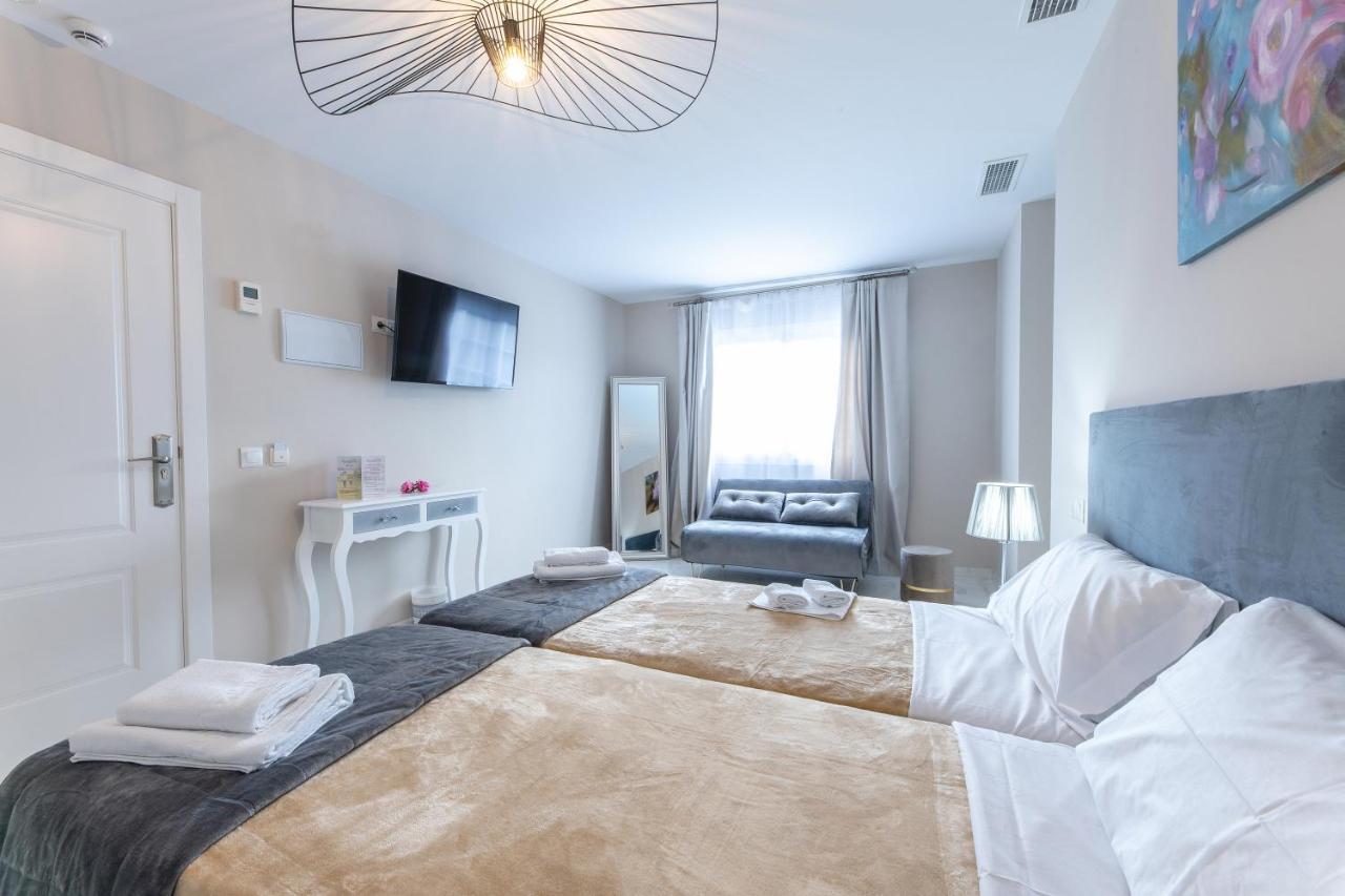 Residencia Deportiva Rozarossa Hotel Estepona Ngoại thất bức ảnh